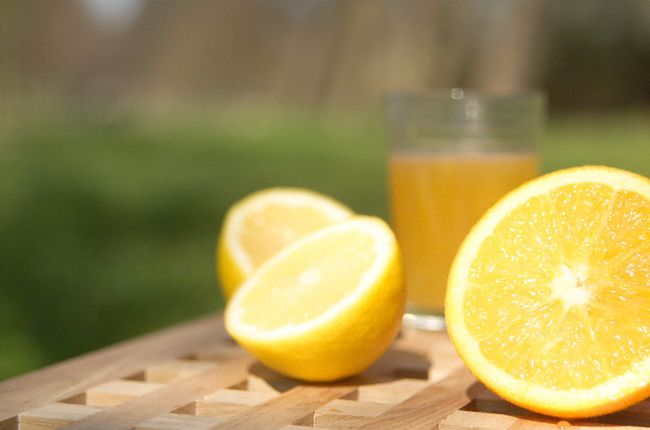 Лимонный сок поможет убрать с кожи красные и застаревшие пигментные пятна.