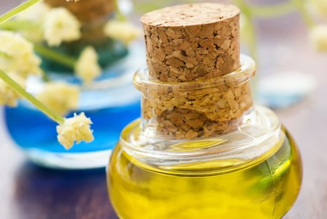 Эфирные и растительные масла - отличное средство для увлажнения и отшелушевания кожи при экземе.